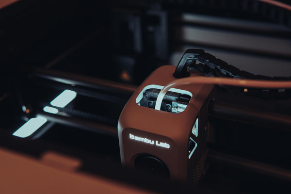 Tête d’impression d’une imprimante 3D Bambu Lab avec focus sur les composants mécaniques.