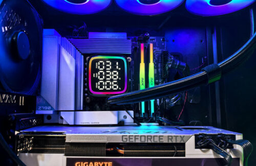 Boîtier PC gamer avec monitoring LCD, carte graphique RTX, éclairage RGB et watercooling XPG