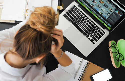 Support technique en cours sur un poste informatique avec une utilisatrice en difficulté.